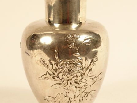 Flacon Art Nouveau en argent, à décor de pivoines signé Zeewo. Poids :