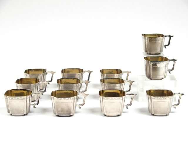 12 tasses à café en argent anglais. Poids : 525 g