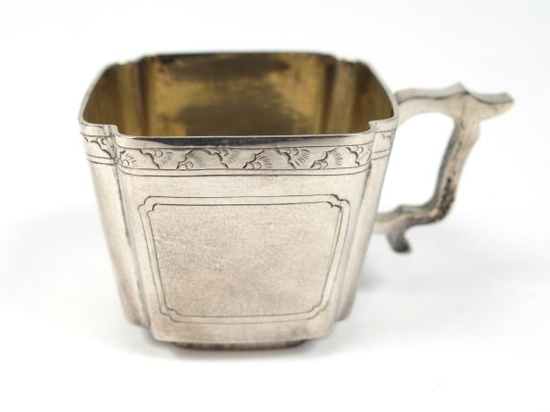 12 tasses à café en argent anglais. Poids : 525 g