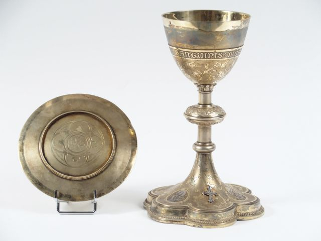 Calice en vermeil gravé à fond amati. La base décorée de rinceaux de v