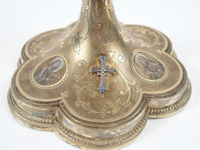 Calice en vermeil gravé à fond amati. La base décorée de rinceaux de v