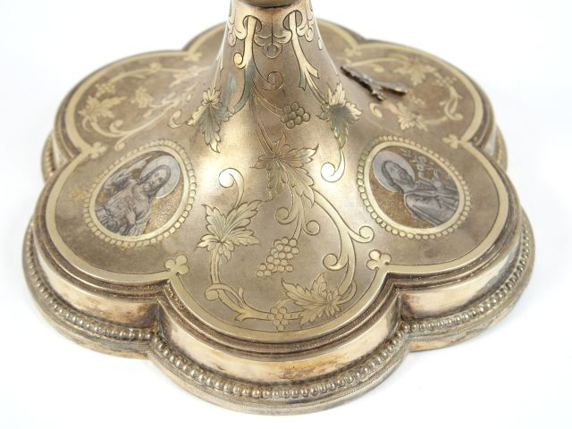 Calice en vermeil gravé à fond amati. La base décorée de rinceaux de v