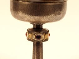 Ciboire 1940 en argent martelé, émail polychrome et pierres de couleur