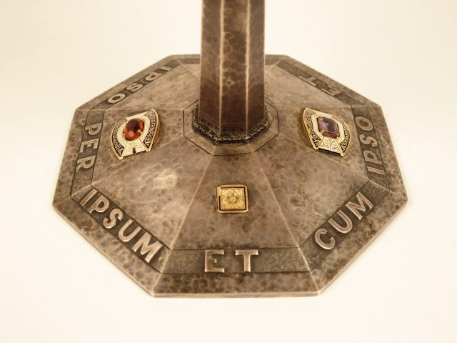 Ciboire 1940 en argent martelé, émail polychrome et pierres de couleur
