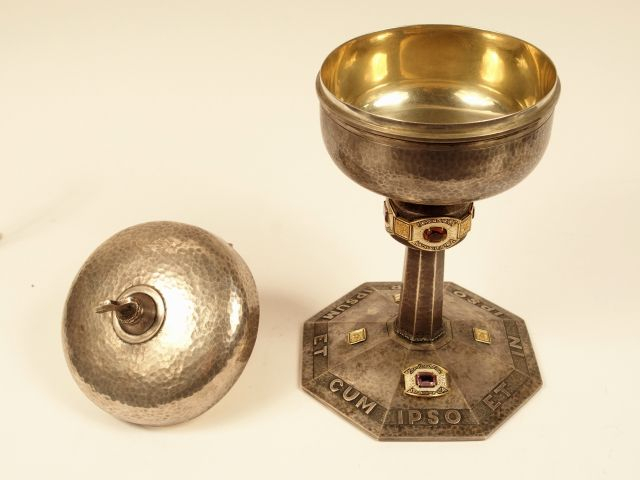 Ciboire 1940 en argent martelé, émail polychrome et pierres de couleur