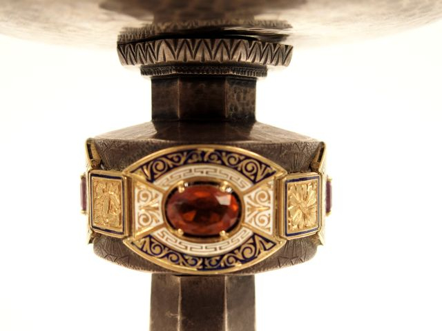 Ciboire 1940 en argent martelé, émail polychrome et pierres de couleur