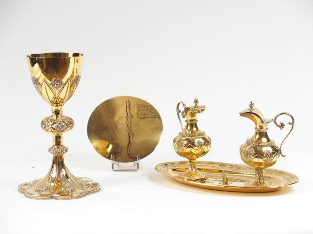 Calice, patène, paire de burettes. L'ensemble en vermeil, poinçon Mine