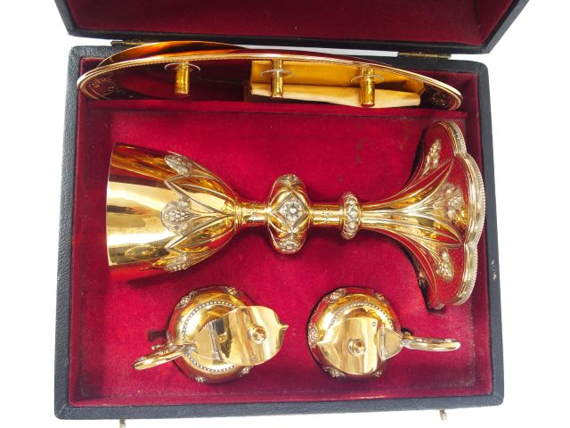 Calice, patène, paire de burettes. L'ensemble en vermeil, poinçon Mine