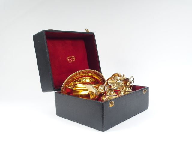 Calice, patène, paire de burettes. L'ensemble en vermeil, poinçon Mine