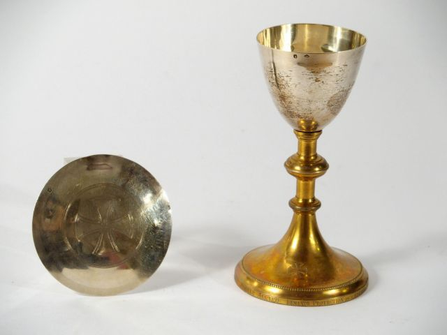 Patène et petit calice en vermeil, poinçon Minerve, pied du calice en 