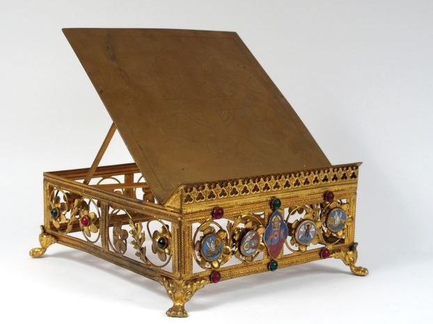 Lutrin en métal doré, émaux closonnés à décor du Christ en majesté ent