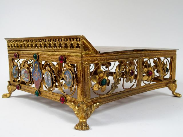 Lutrin en métal doré, émaux closonnés à décor du Christ en majesté ent