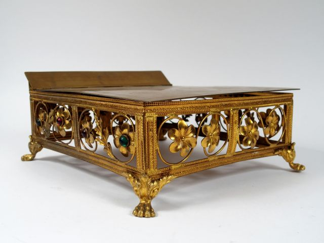 Lutrin en métal doré, émaux closonnés à décor du Christ en majesté ent