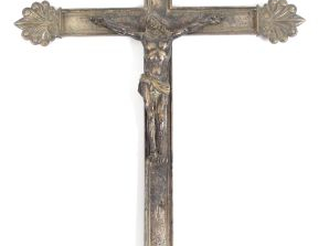 Croix de procession en métal plaqué décorée de palmettes. H. 44 cm