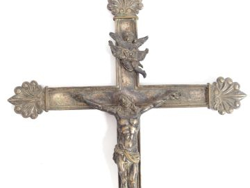 Croix de procession en métal plaqué décorée de palmettes. H. 44 cm