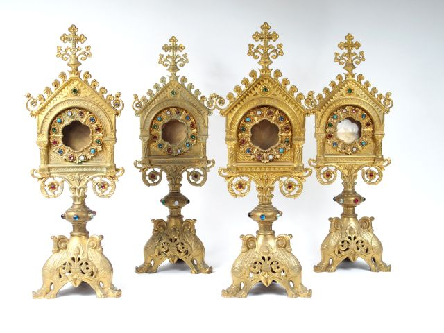 Lot de 4 reliquaires en régule dorée de style néo-gothique avec caboch