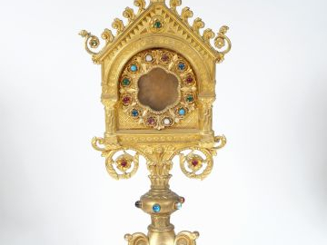 Lot de 4 reliquaires en régule dorée de style néo-gothique avec caboch