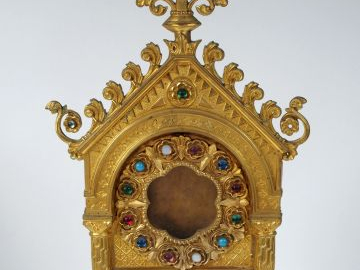 Lot de 4 reliquaires en régule dorée de style néo-gothique avec caboch