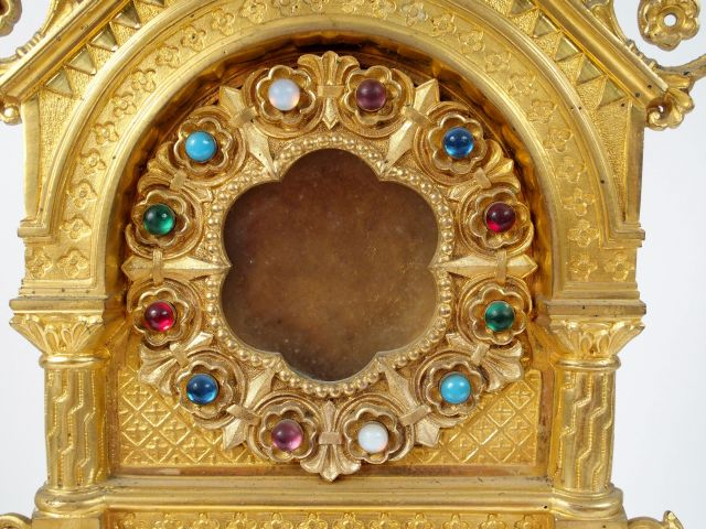 Lot de 4 reliquaires en régule dorée de style néo-gothique avec caboch