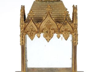 Reliquaire néo-gothique en métal doré. H. 25 cm