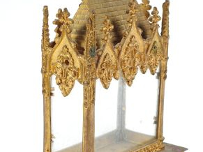 Reliquaire néo-gothique en métal doré. H. 25 cm