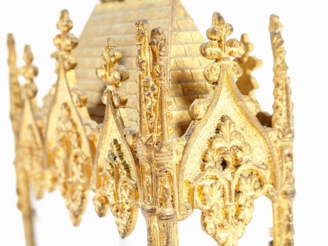 Reliquaire néo-gothique en métal doré. H. 25 cm