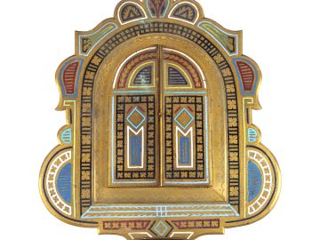 Bénitier en bronze émaillé surmonté d'une croix. H. 37 cm