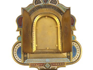 Bénitier en bronze émaillé surmonté d'une croix. H. 37 cm