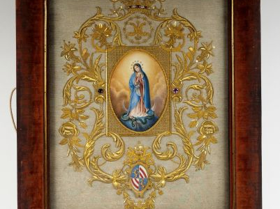 Soie brodée de fils d'or et d'argent entourant une miniature figurant 