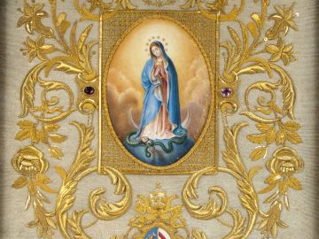 Soie brodée de fils d'or et d'argent entourant une miniature figurant 