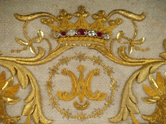 Soie brodée de fils d'or et d'argent entourant une miniature figurant 