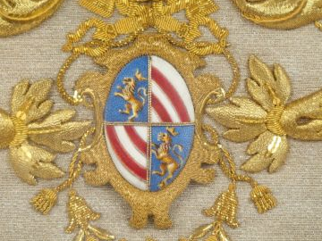 Soie brodée de fils d'or et d'argent entourant une miniature figurant 