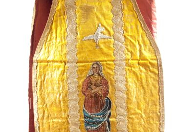 Chasuble fin XVIIIème début XIXème en soie jaune. Au dos, croix formée