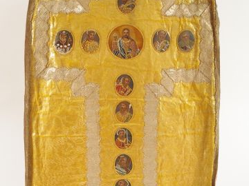 Chasuble fin XVIIIème début XIXème en soie jaune. Au dos, croix formée