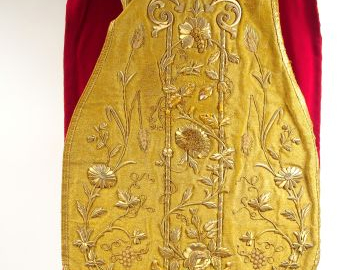 Chasuble en soie or. Sur le devant riches broderies d'or en relief de 