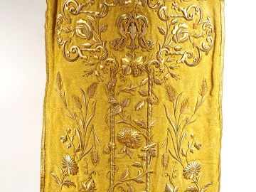 Chasuble en soie or. Sur le devant riches broderies d'or en relief de 