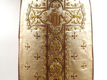 Chasuble en soie blanche et rouge. Sur le devant, larges broderies d'e