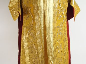 Tunique de sous-diacre en soie jaune et lamé or au centre. La soie jau