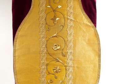 Chasuble en soie jaune. Sur le devant, entre deux galons blancs, large