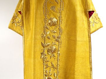 Tunique de sous-diacre en soie jaune aux entrelacs brodés d'or, feuill