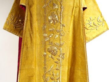 Tunique de sous-diacre en soie jaune aux entrelacs brodés d'or, feuill