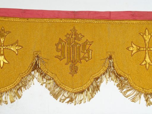 Bordure d'autel jaune festonnée avec bandeau supérieur rose. Broderie 