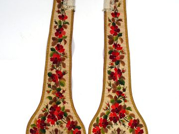 Etole en tapisserie aux coquelicots avec croix en perles or et grenat.