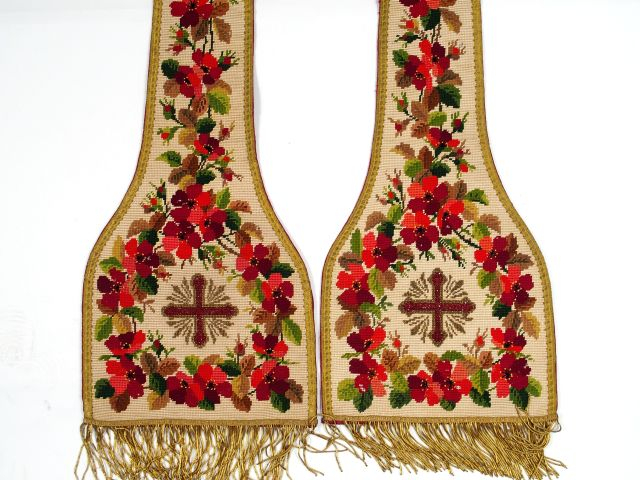 Etole en tapisserie aux coquelicots avec croix en perles or et grenat.