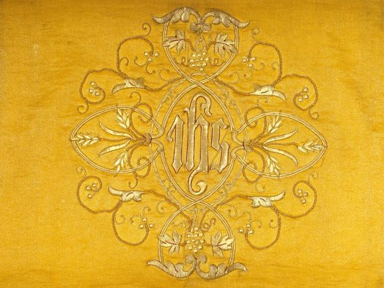 Voile huméral en soie or, broderies en or d'entrelacs et d'épis de blé