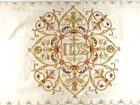 Voile huméral en soie blanche brodée d'entrelacs de couleurs et de cha