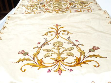 Voile huméral en soie blanche brodée d'entrelacs de couleurs et de cha