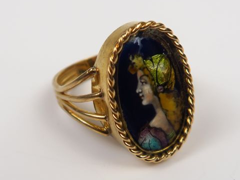 Bague ornée d'un émail de Limoges polychrome à décor de jeune femme. S