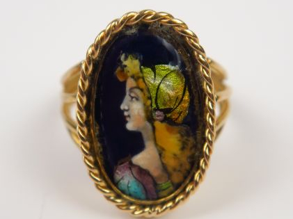 Bague ornée d'un émail de Limoges polychrome à décor de jeune femme. S