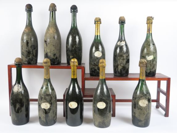 11 BOUTEILLES LE MESNIL MOËT   CHANDON - 1959 - 7 COLLERETTES ILLISIBL